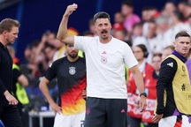 Trợ lý HLV tuyển Đức lao thẳng vào phòng, chửi mắng trọng tài