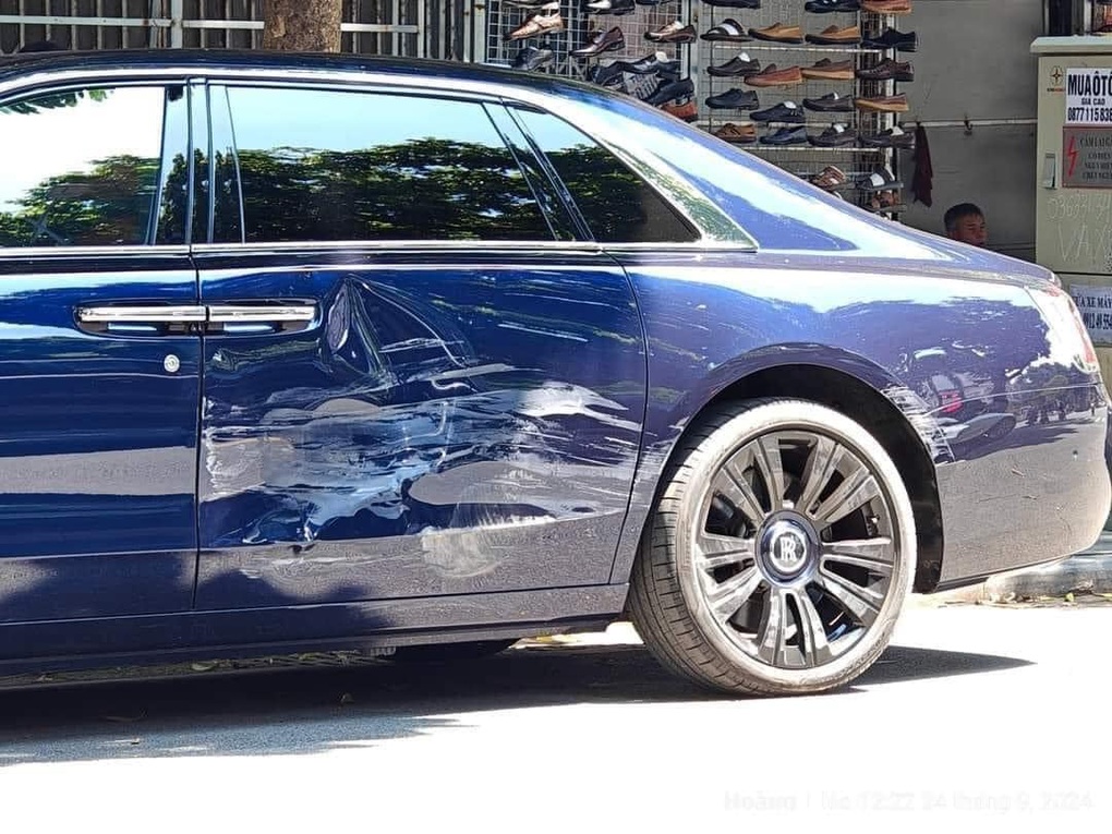 Biệt thự di động Rolls-Royce Ghost bị đâm móp cửa trên phố Hà Nội - 2 Biệt thự di động Rolls-Royce Ghost bị đâm móp cửa trên phố Hà Nội - 2