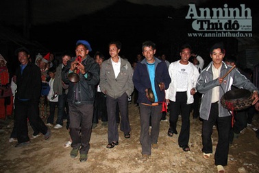 Lạ lùng chuyện cả bản khua chiêng, gõ trống đi... ăn trộm ngày Tết 