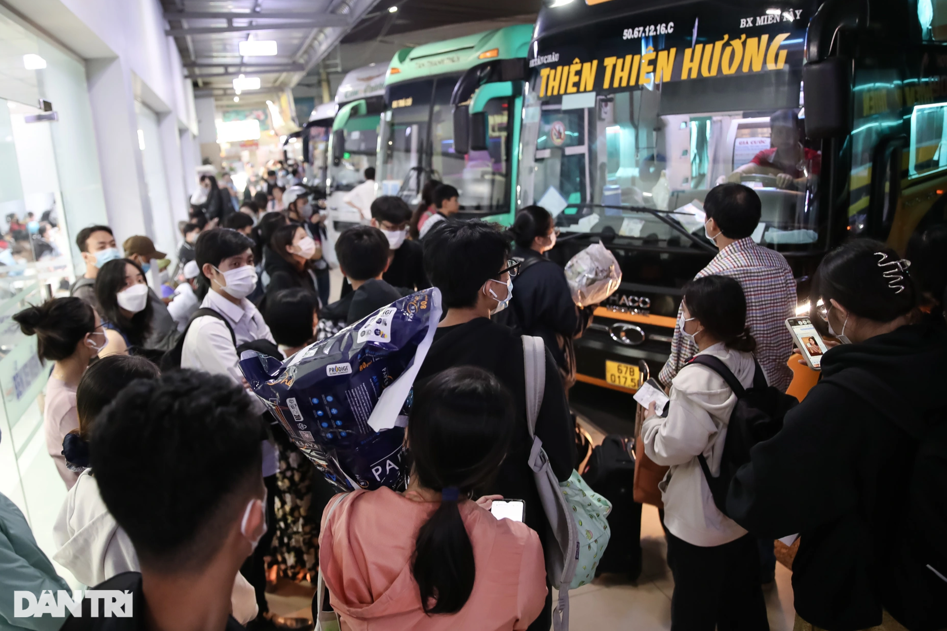 Người dân vạ vật hơn 5 giờ để bắt xe về quê nghỉ Tết Dương lịch - 6 Người dân vạ vật hơn 5 giờ để bắt xe về quê nghỉ Tết Dương lịch - 6