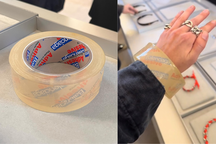 Vòng tay hàng hiệu giống hệt cuộn băng dính nhưng có giá 81 triệu đồng