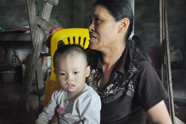 Xót xa cậu bé bị bỏ rơi nơi hang đá bị gán tiếng là “ma rừng”