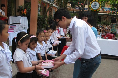 Một học sinh lớp 9 tặng 1.800 cuốn vở đến các em học sinh có hoàn cảnh khó khăn 