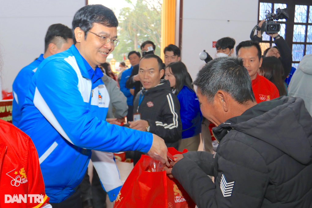 Trao quà Tết đến công nhân mất việc làm, ngư dân khó khăn - 2 Trao quà Tết đến công nhân mất việc làm, ngư dân khó khăn - 2