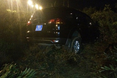 Ô tô biển xanh cuốn xe máy xuống vệ đường, 1 người chết