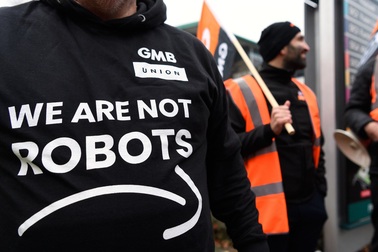 Nhân viên Amazon biểu tình trong ngày Black Friday: "Chúng tôi không phải robot !"