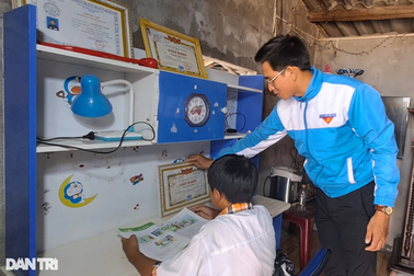 Chàng trai Bình Định mê chèo bả trạo, nhận đỡ đầu học sinh khó khăn