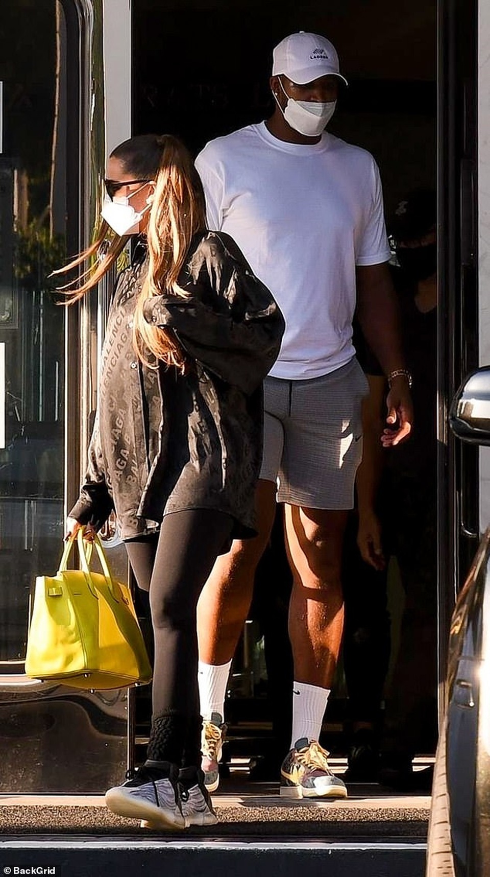 Khloe Kardashian tái xuất bên bạn trai trẻ bội bạc - 3 Khloe Kardashian tái xuất bên bạn trai trẻ bội bạc - 3