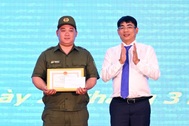 Khen thưởng người đàn ông giải cứu 2 nạn nhân khỏi căn nhà bị cháy