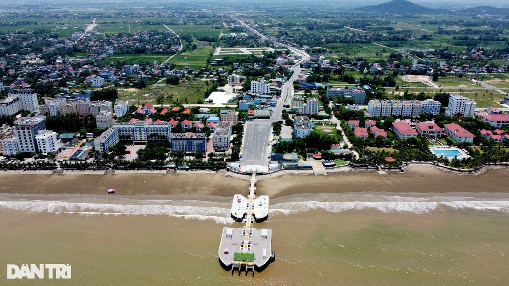 Du khách thích thú ngắm dù lượn trong đêm khai mạc du lịch biển - 2 Du khách thích thú ngắm dù lượn trong đêm khai mạc du lịch biển - 2