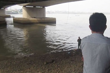 Một người rơi sông chết đuối vì trốn nợ, bị truy đuổi