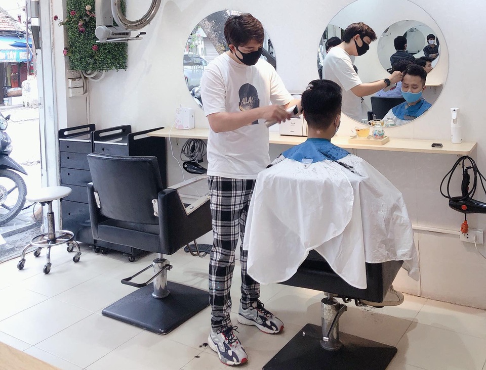 Hết cách ly xã hội, tiệm cắt tóc hạn chế nhận khách do quá tải - 2 Hết cách ly xã hội, tiệm cắt tóc hạn chế nhận khách do quá tải - 2