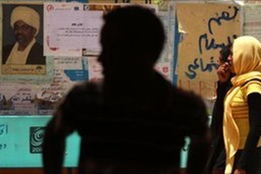 Sudan phạt nam người mẫu vì "tội" trang điểm