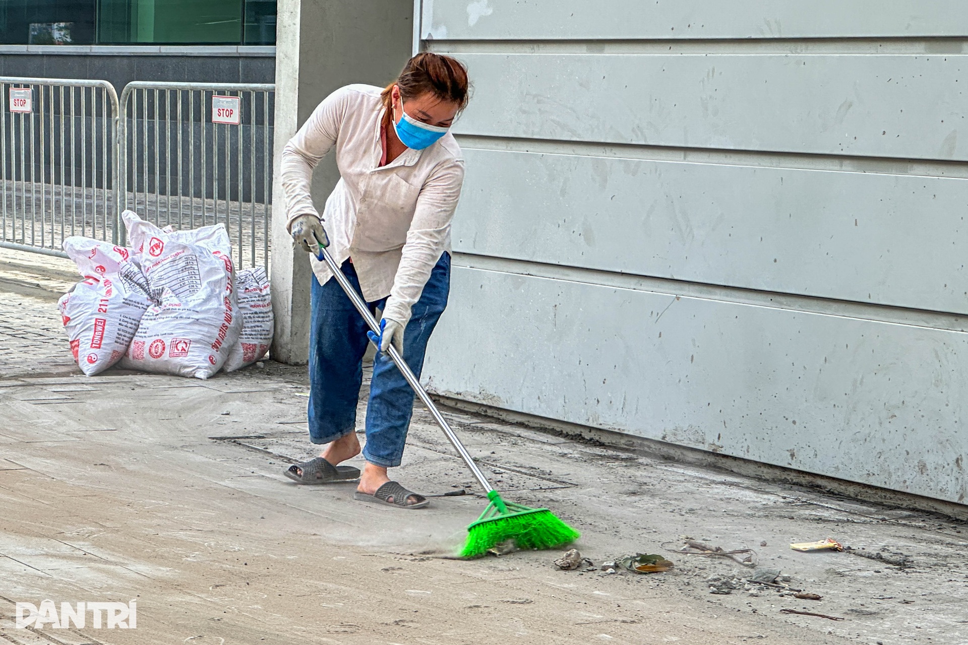 Dân Hà Nội khốn khổ vì bụi mù mịt, tiếng ồn inh tai từ lát đá vỉa hè - 11 Dân Hà Nội khốn khổ vì bụi mù mịt, tiếng ồn inh tai từ lát đá vỉa hè - 11