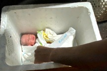 Hai bé trai sơ sinh bị bỏ rơi trong thùng xốp ở TPHCM