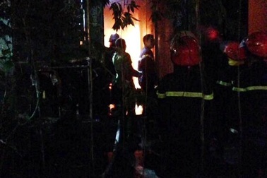 Nhà trọ 4 tầng bốc cháy, bố mẹ ôm con tháo chạy lên sân thượng