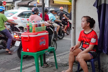 Hàng nước im lặng nuôi sống gia đình "không nói, không nghe"