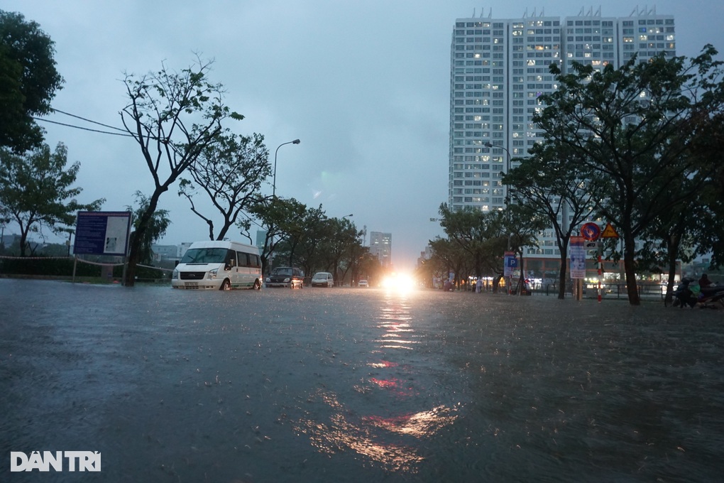 Mưa trắng trời, người dân Đà Nẵng chật vật lội nước về nhà - 8 Mưa trắng trời, người dân Đà Nẵng chật vật lội nước về nhà - 8