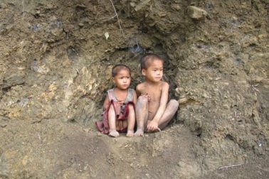 Số phận những đứa trẻ miền rừng có cha mẹ chết bằng lá ngón (2)