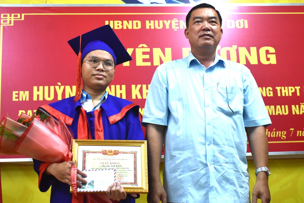 Huyện tuyên dương nóng thủ khoa tốt nghiệp THPT của tỉnh Cà Mau - 1 Huyện tuyên dương nóng thủ khoa tốt nghiệp THPT của tỉnh Cà Mau - 1