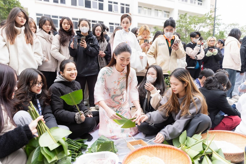 Nàng hậu tuổi Thìn làm giảng viên trợ giảng, tài sắc vẹn toàn - 2 Nàng hậu tuổi Thìn làm giảng viên trợ giảng, tài sắc vẹn toàn - 2