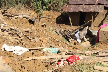 Di dời 13 hộ dân vì sạt lở núi trong đêm