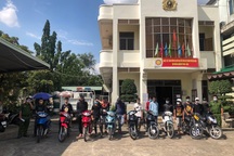 Vây bắt gần 100 “quái xế” tuổi teen tụ tập đua xe trong mùa dịch