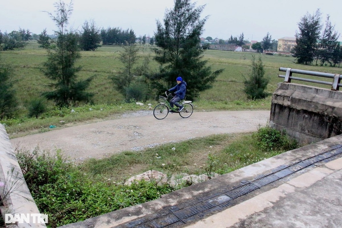 Cận cảnh cây cầu hơn 12 tỷ đồng bị lãng quên suốt 5 năm - 6 Cận cảnh cây cầu hơn 12 tỷ đồng bị lãng quên suốt 5 năm - 6