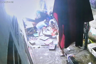 Ngã úp mặt vào chảo dầu chiên xôi gà, người phụ nữ tử vong