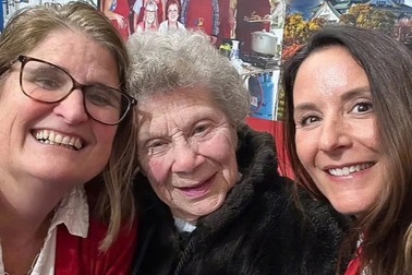 Cụ bà 86 tuổi một mình du lịch nước ngoài 42 lần để vơi nỗi nhớ chồng