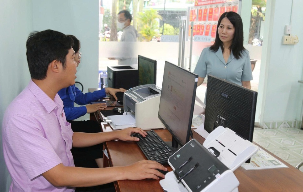 Lãnh đạo xã gần 200.000 dân kể chuyện bữa trưa tay làm hàm nhai ở công sở - 13