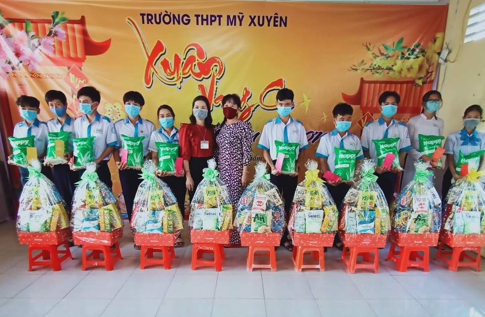 Cựu học sinh về trường tặng quà Tết đến học sinh nghèo - 1 Cựu học sinh về trường tặng quà Tết đến học sinh nghèo - 1