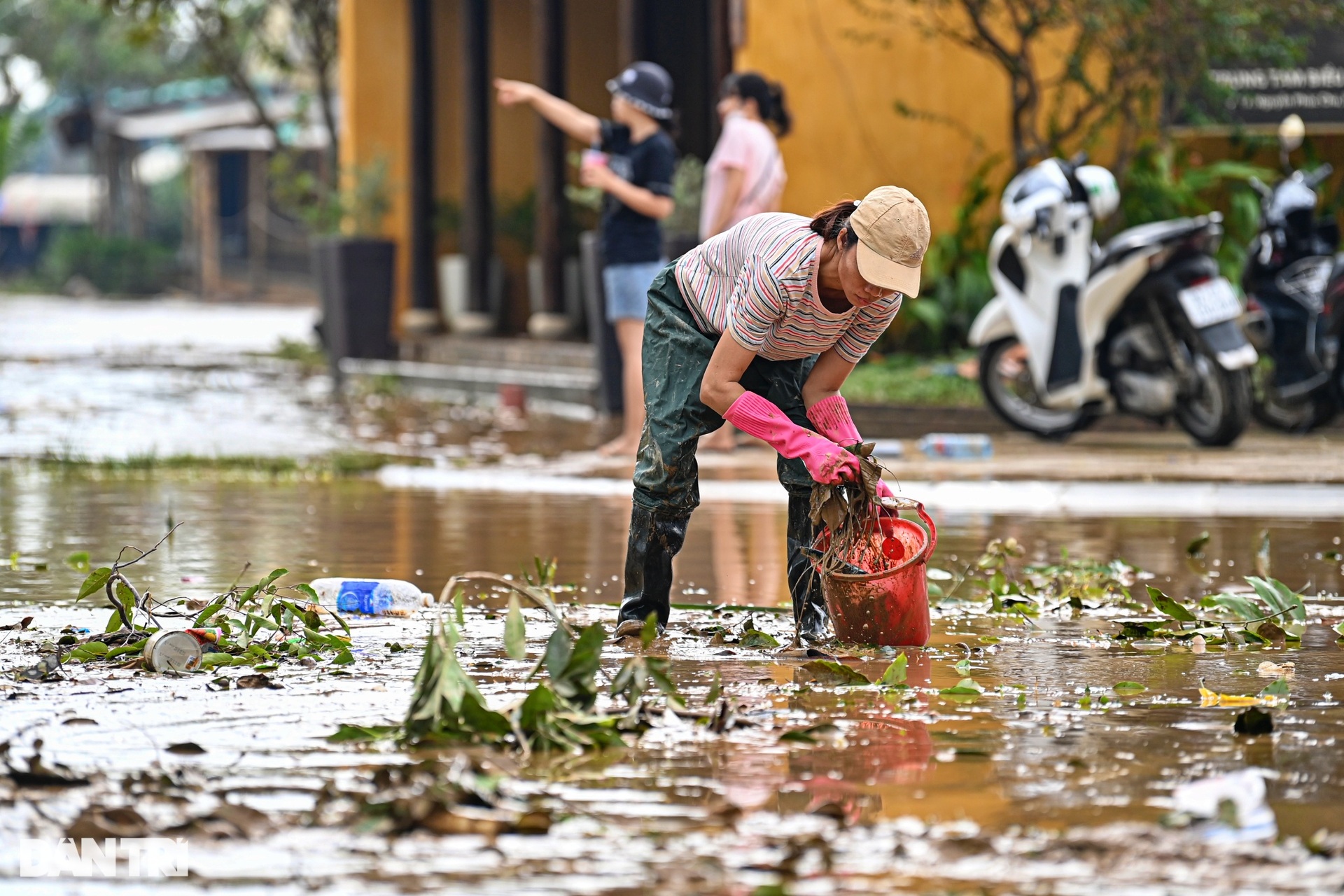 Người dân Hội An khẩn trương dọn bùn đất sau khi nước rút - 8 Người dân Hội An khẩn trương dọn bùn đất sau khi nước rút - 8