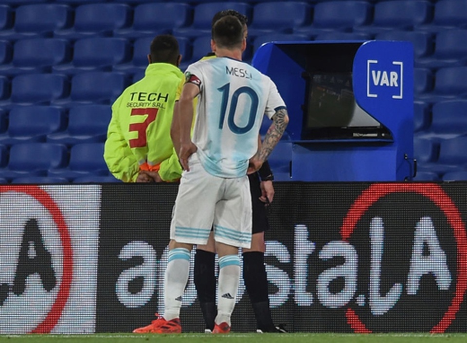 Tranh cãi gay gắt về bàn thắng bị từ chối của Messi - 1 Tranh cãi gay gắt về bàn thắng bị từ chối của Messi - 1