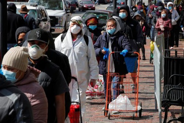 “Điêu đứng” vì Covid-19, người Mỹ xếp hàng dài nhận trợ cấp lương thực