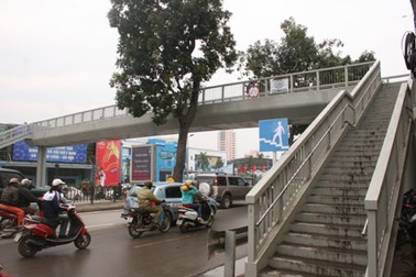 Hà Nội yêu cầu đưa cầu vượt bộ hành vào sử dụng