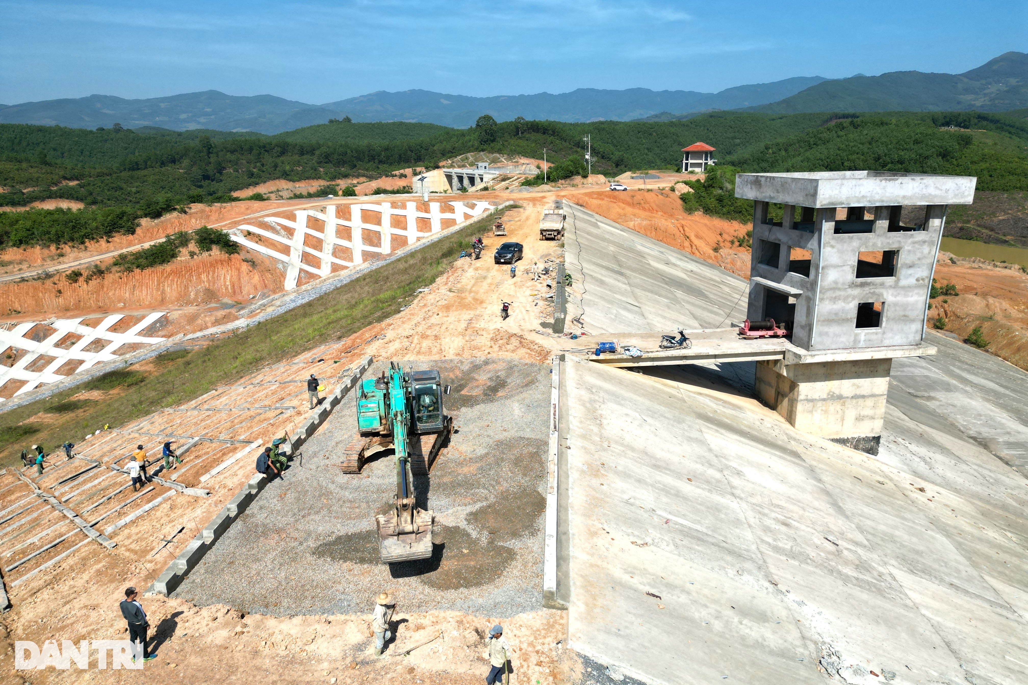 Đại công trường hồ chứa nước có đập đất cao bậc nhất Việt Nam - 8