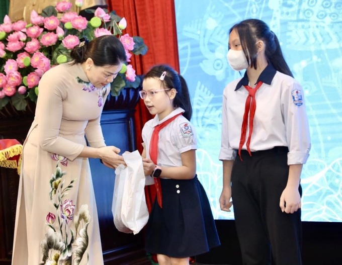 Giám đốc Sở LĐ-TB&XH Hà Nội Bạch Liên Hương tặng quà cho trẻ em có hoàn cảnh khó khăn đạt thành tích tốt trong học tập. Ảnh kinhtedothi.vn
