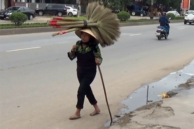 Người phụ nữ bán chổi mù lòa hạnh phúc khi nhận được nhiều sẻ chia