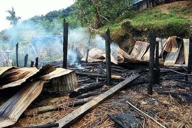 Đốt lửa sưởi ấm làm cháy rụi nhà sàn