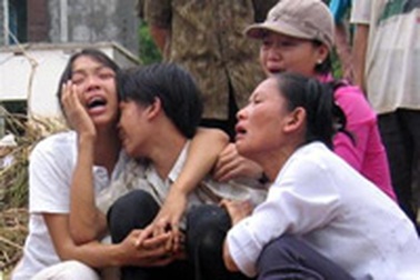 Văn Chấn vật vã trong nước mắt