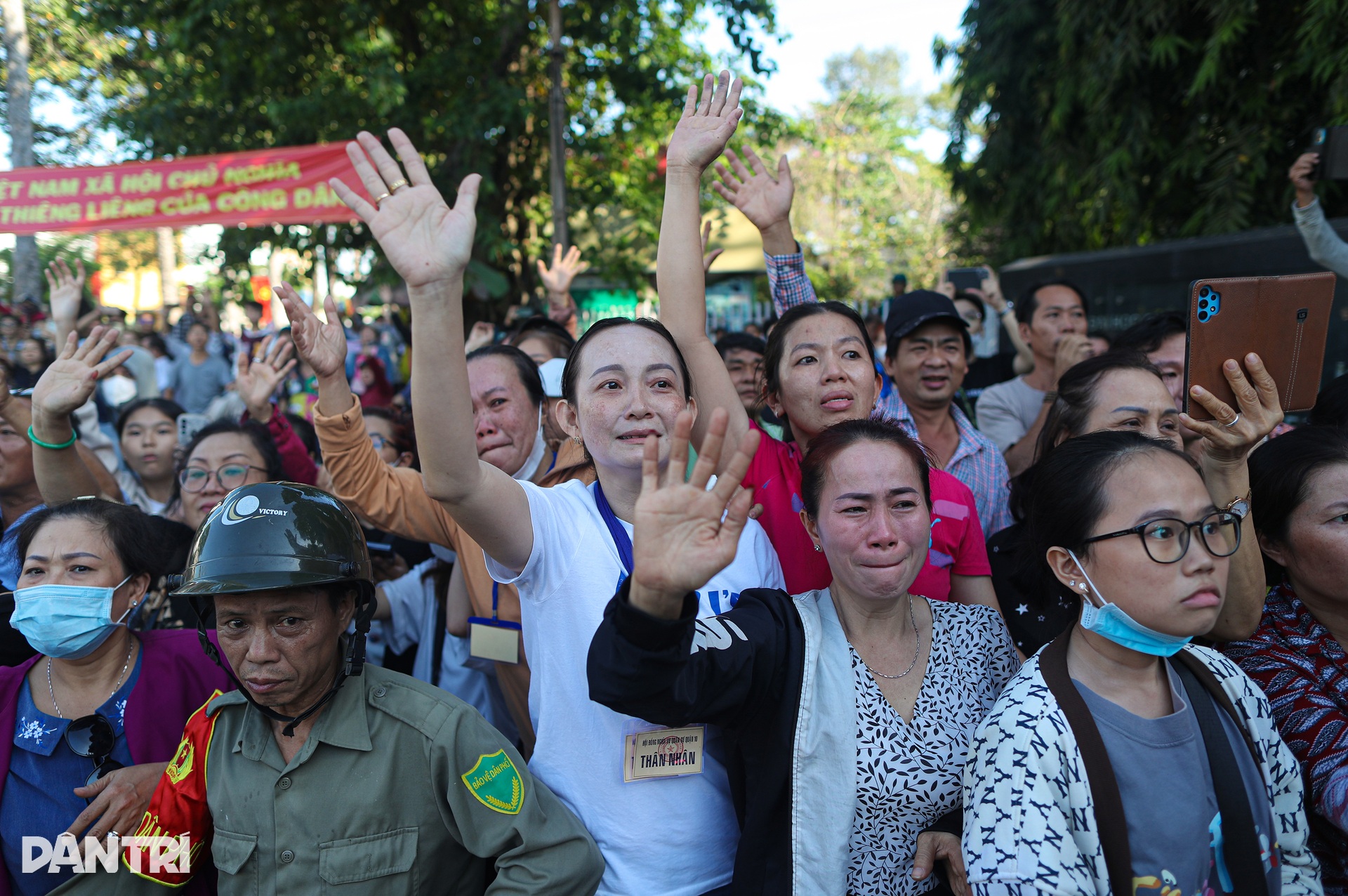 Những cái ôm, nụ hôn tạm biệt thanh niên ở TPHCM lên đường nhập ngũ - 9 Những cái ôm, nụ hôn tạm biệt thanh niên ở TPHCM lên đường nhập ngũ - 9