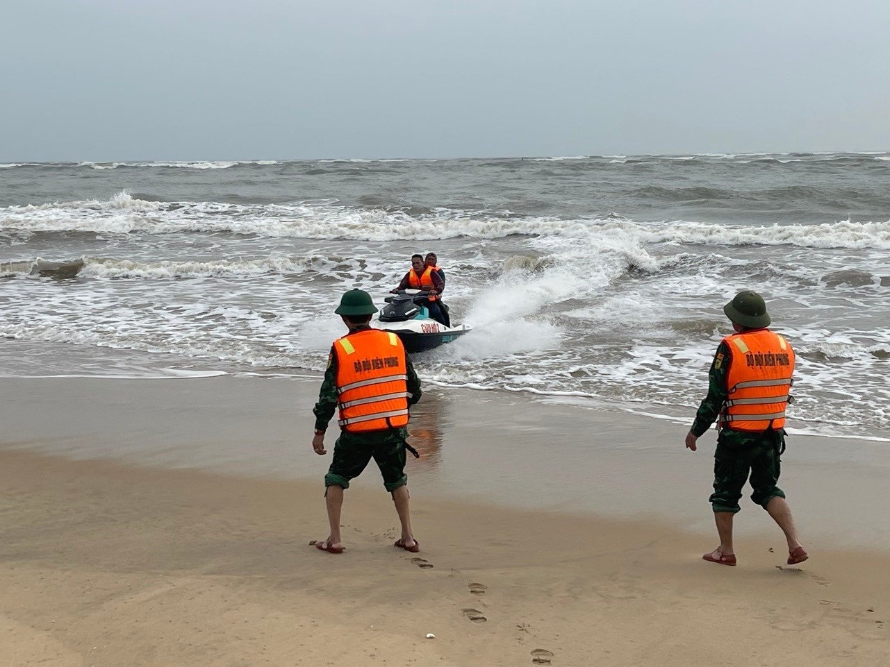 Quảng Bình: Huy động mô tô nước ứng cứu 3 ngư dân gặp nạn trên biển  - 1