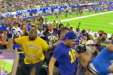 CĐV Mỹ đánh nhau kinh hoàng ở trận đấu bóng bầu dục