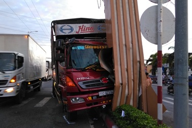 Xe tải tông sập cổng chào thành phố Mỹ Tho