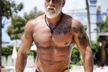 "Mỹ nam người thép" nổi như cồn trên Instagram sau khi khiến mình già đi chục tuổi