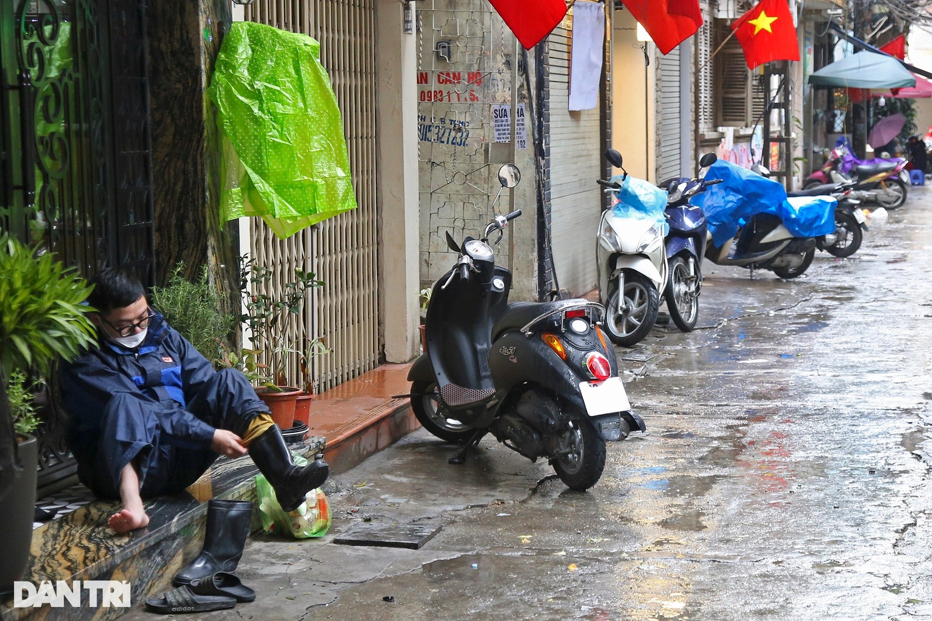 Mưa rét khiến cuộc sống của người dân Hà Nội gặp nhiều khó khăn - 10 Mưa rét khiến cuộc sống của người dân Hà Nội gặp nhiều khó khăn - 10