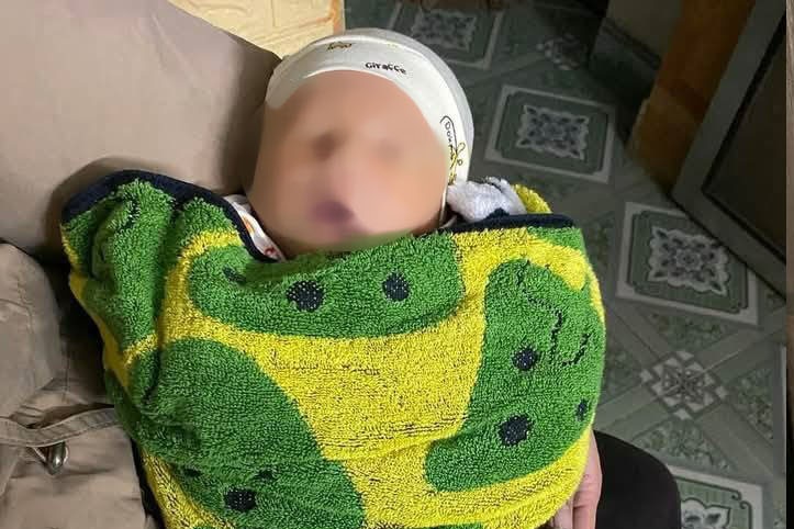 بچی کو اس پیغام کے ساتھ چھوڑ دیا گیا کہ اسے کہیں نہ جانے دیا جائے - 1 Bé gái bị bỏ rơi với lời nhắn đừng cho cháu đi đâu - 1