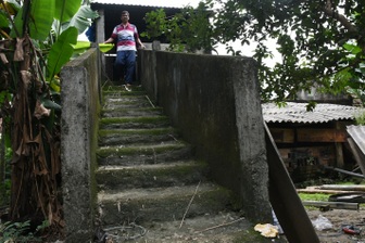 Người dân xây “nhà lầu” cho heo, bò tránh lũ