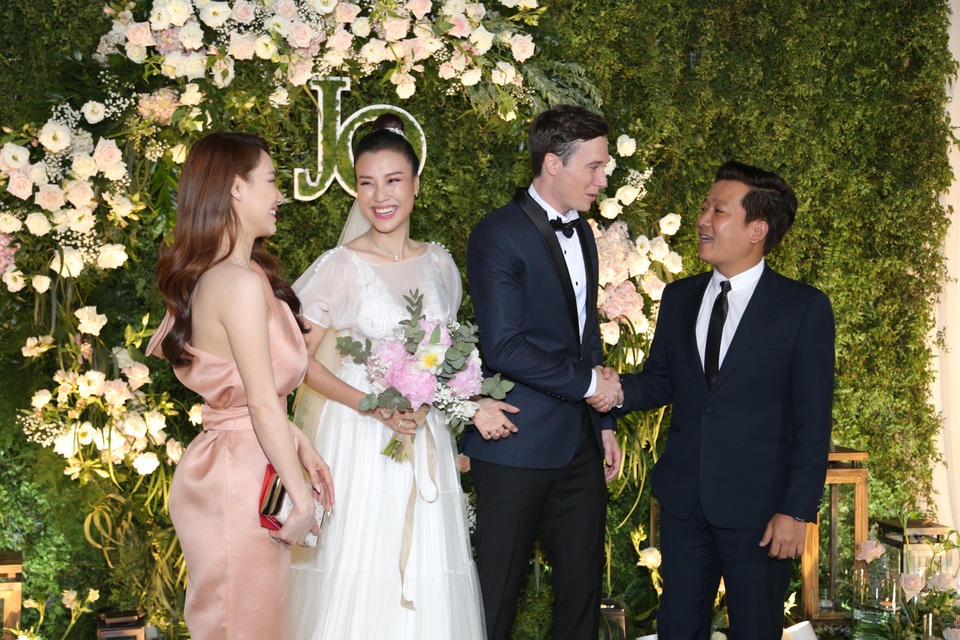 Trường Giang, Nhã Phương xúc động trong đám cưới “có một không hai” của Hoàng Oanh - 12 Trường Giang, Nhã Phương xúc động trong đám cưới “có một không hai” của Hoàng Oanh - 12